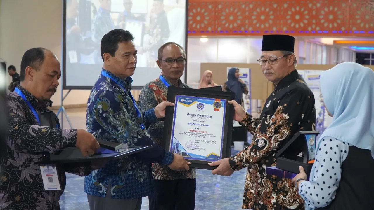 Pemasok Mahasiswa Terbesar ke Unismuh, 155 SMA, SMK, dan MA se-Kawasan Timur Indonesia Terima Penghargaan