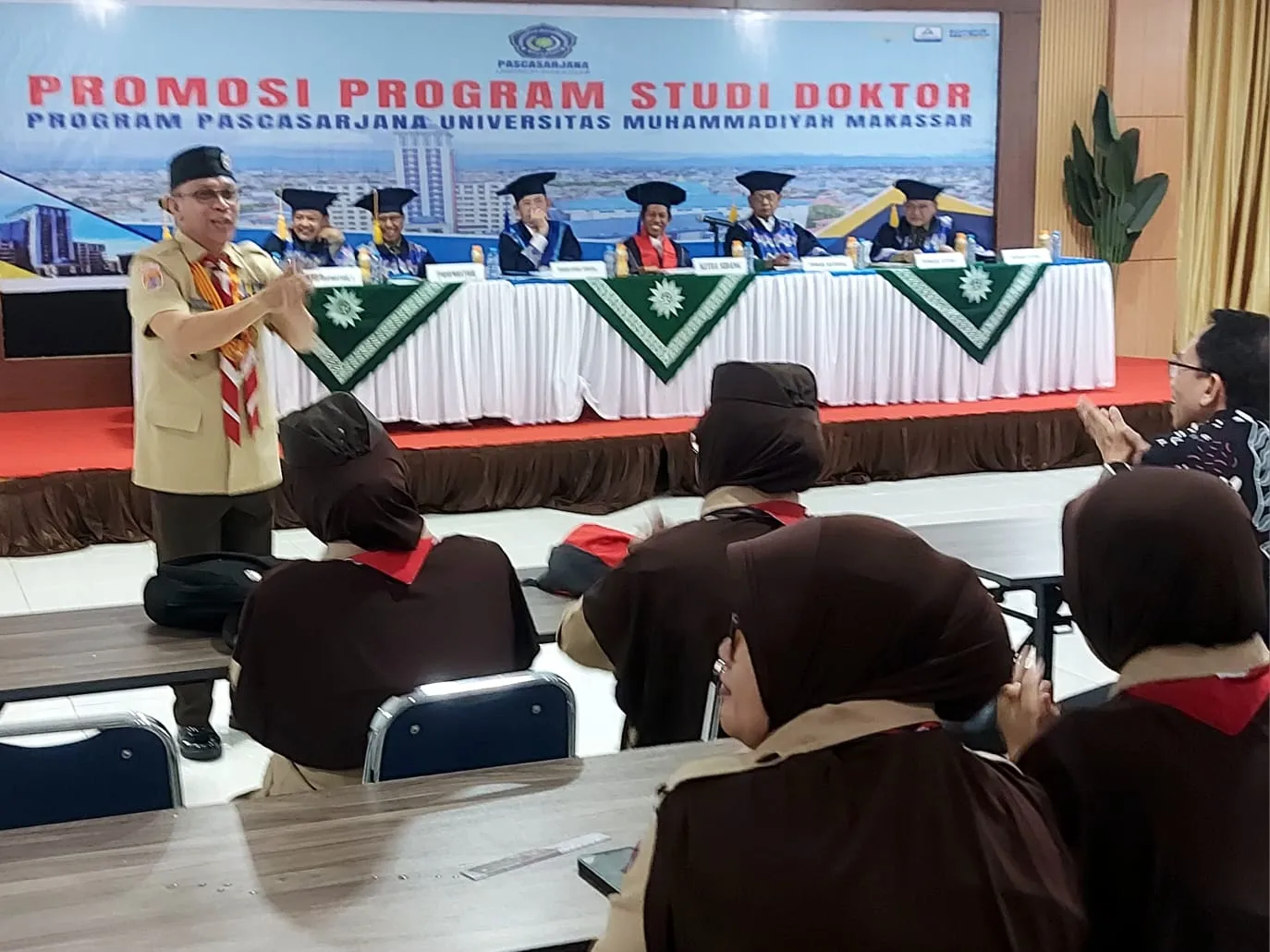 Ujian Doktor Unik di Unismuh, Guru SMKN 1 Takalar Kenakan Seragam Pramuka